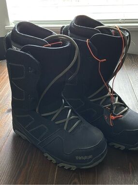 ThirtyTwo Men’s Black Snowboard Boots with Gray Soles
